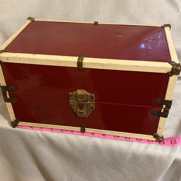 Vintage Red Metal Doll Trunk With Handmade Doll Clothes - Picture 4 of 16